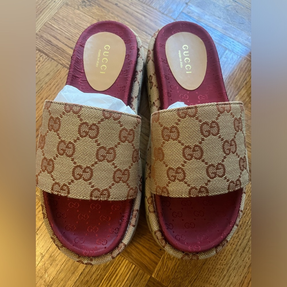 GUCCI Suede Wedges. Size 38 / 8